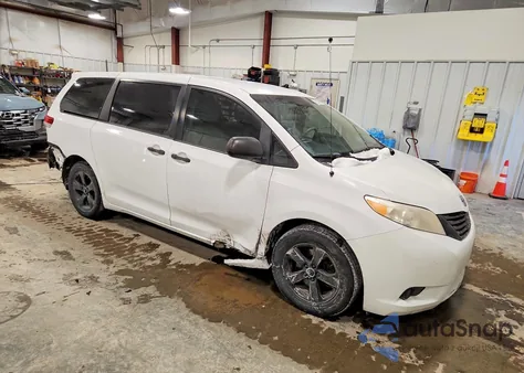 2011 Toyota Sienna z USA, uszkodzony, nr VIN 5TDZK3DC3BS153494
